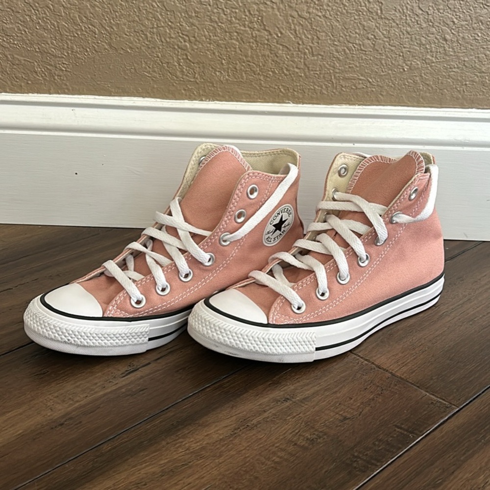 SOLD OFFLINE
Converse All Star Chuck Taylor High Top